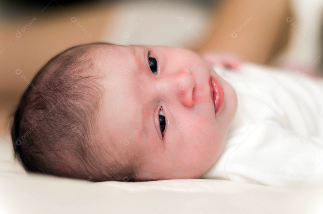 Foto de recém nascido de 7 dias rosto do bebê deitado na cama