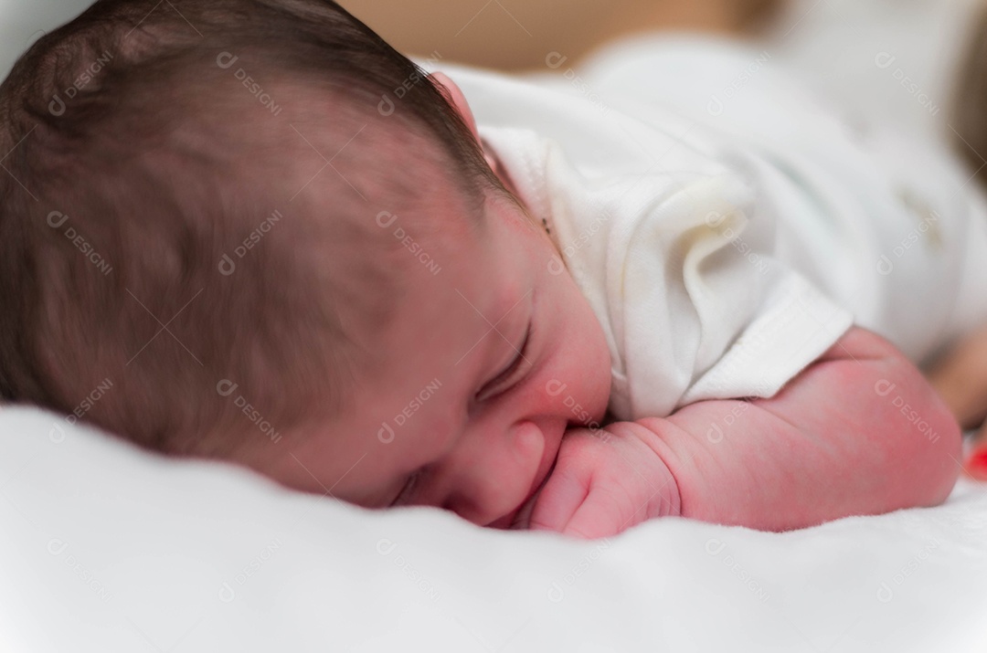 Recém nascido de 7 dias rosto do bebê deitado na cama
