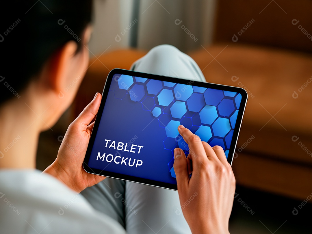 Pessoa Segurando um Tablet Mockup PSD Editável
