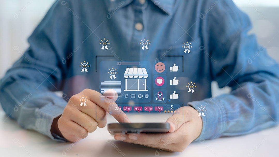 Mão de empresário mechendo em smartphone com tecnologia avançada sobre fundo desfocado