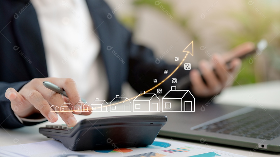 Mão de empresário mechendo em calcúladora de mão segurando smartphone com tecnologia avançada sobre fundo desfocado