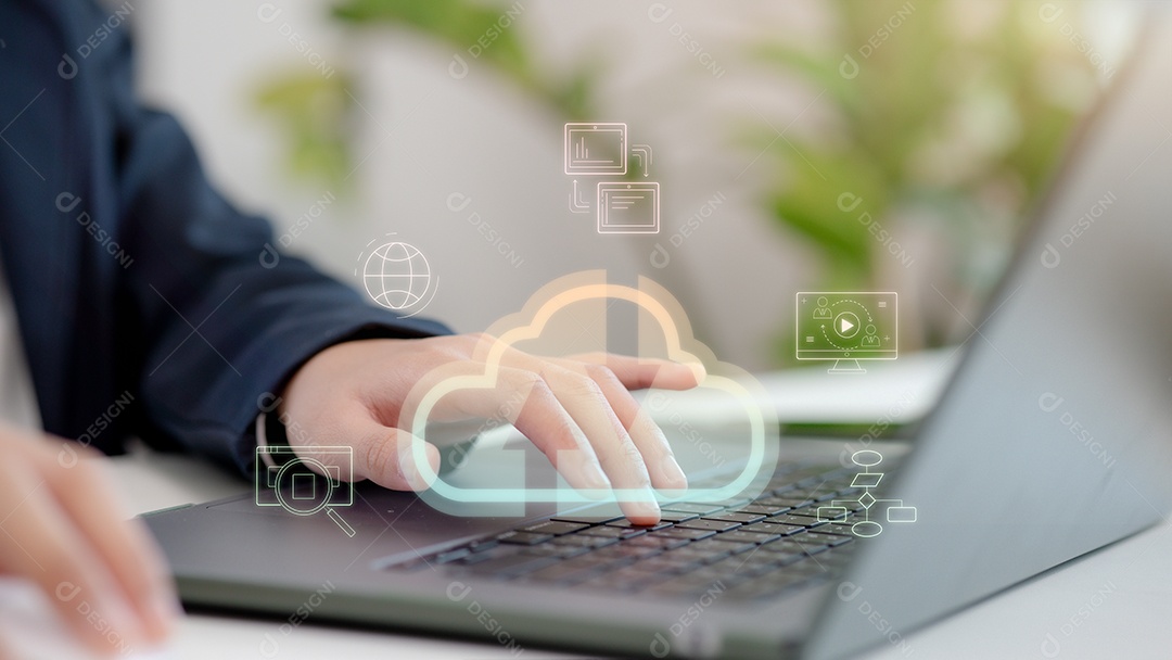 Mão de empresário mechendo em leptop com tecnologia avançada sobre fundo desfocado