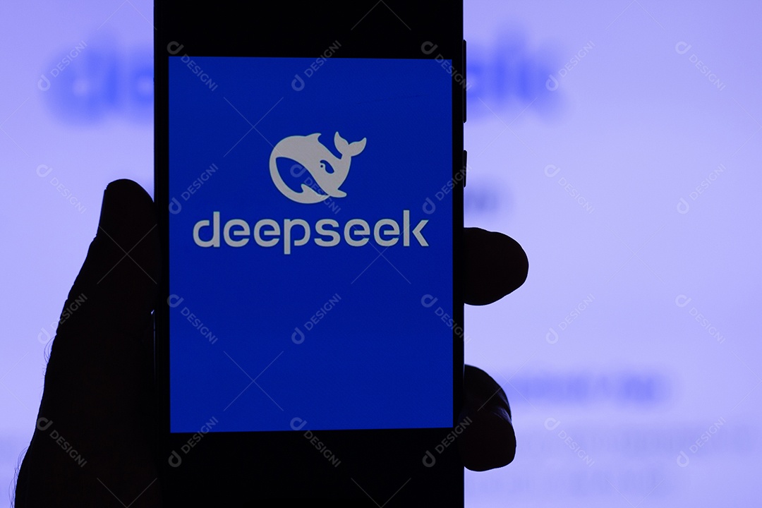 Ilhéus bahia brasil 30 de janeiro de 2025 mão segurando celular com aplicativo deepseek empresa chinesa de inteligência artificial IA