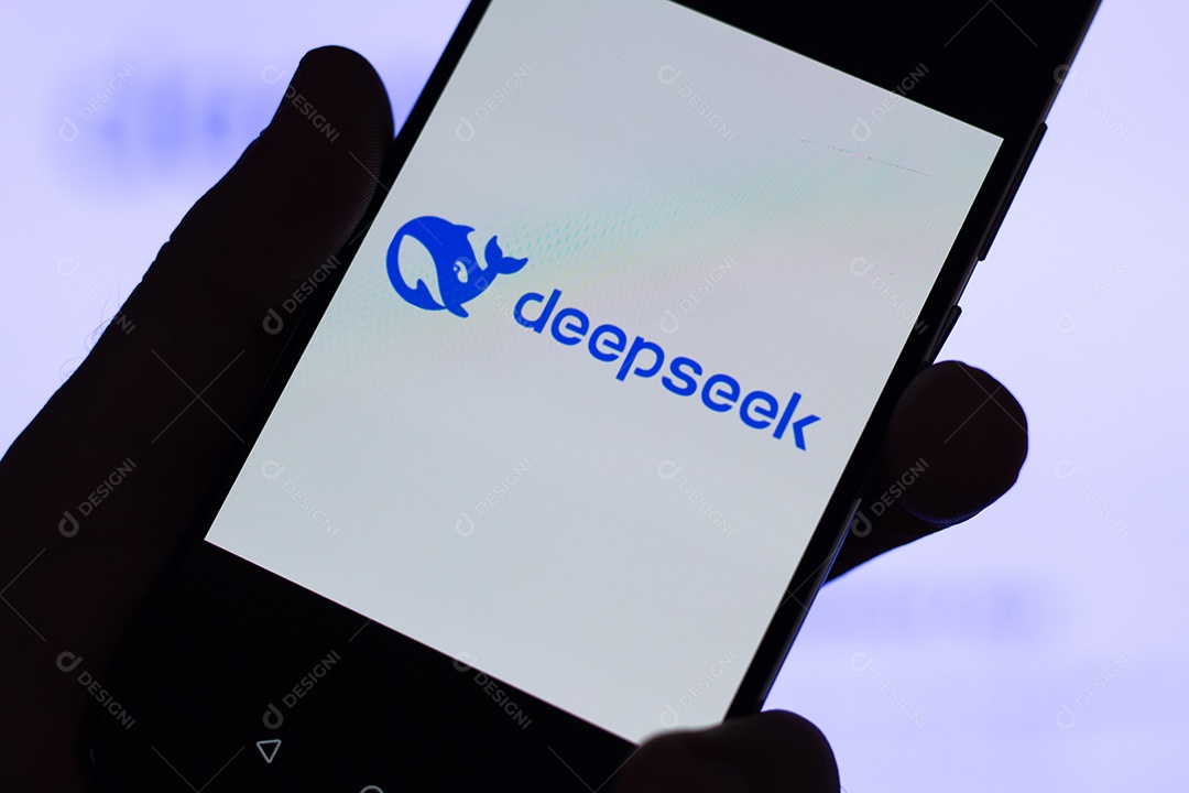 Ilhéus bahia brasil 30 de janeiro de 2025 mão segurando celular com aplicativo deepseek empresa chinesa de inteligência artificial IA