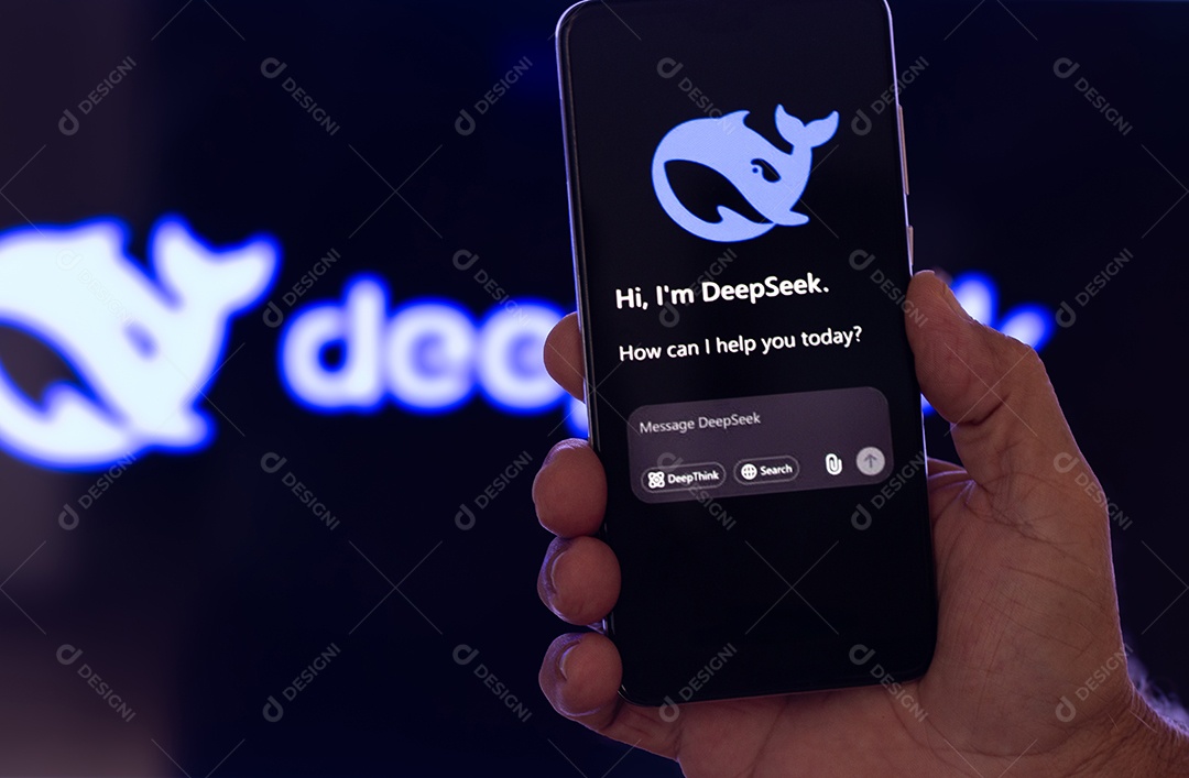 Ilhéus bahia brasil 30 de janeiro de 2025 mão segurando celular com aplicativo deepseek empresa chinesa de inteligência artificial IA