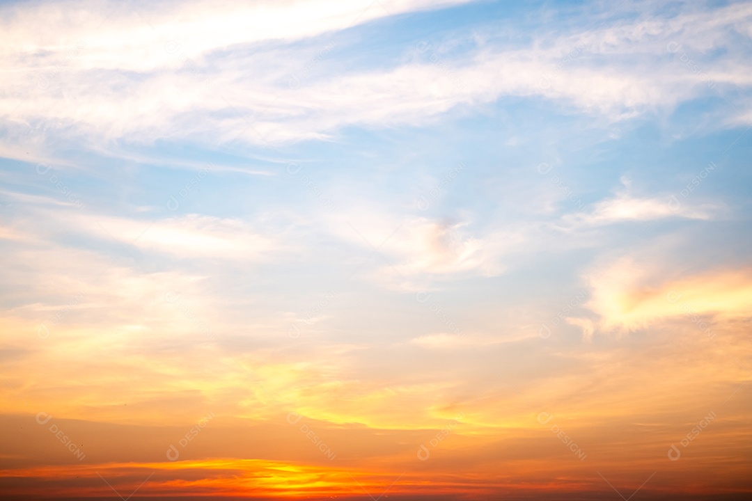 O nascer do sol é decorado com nuvens em vários formatos