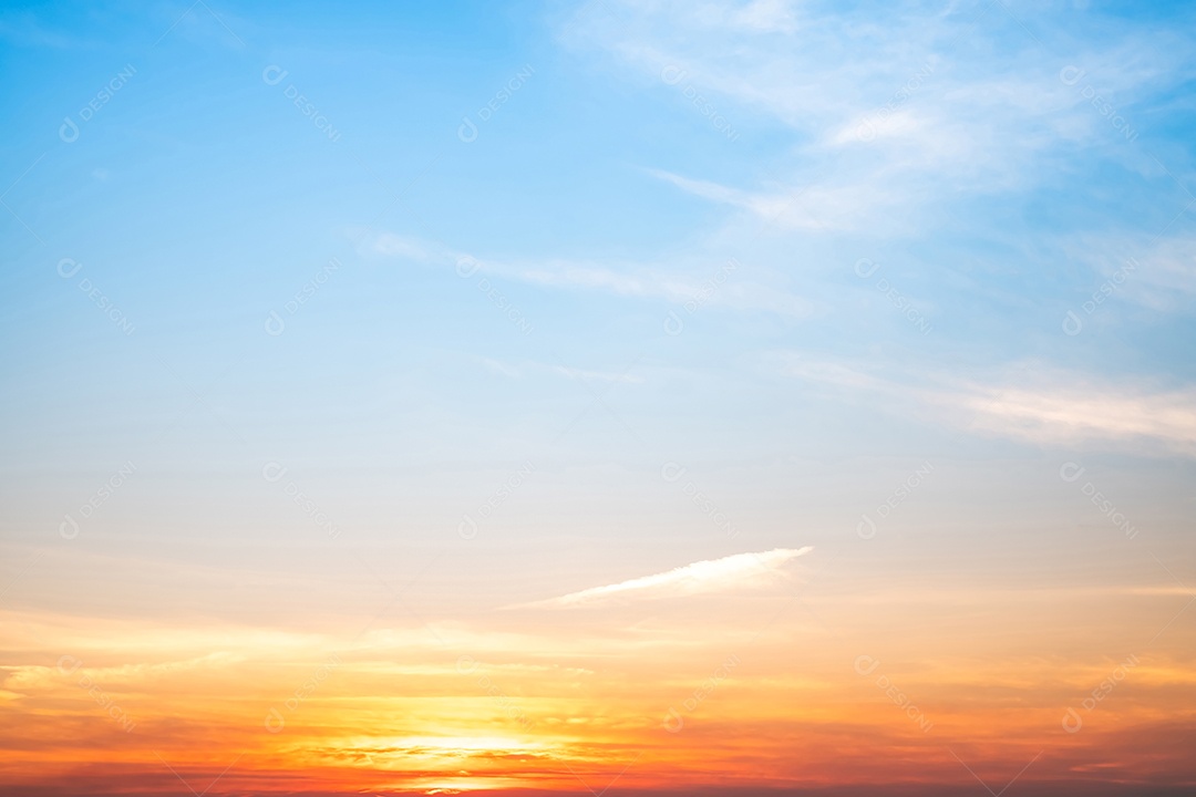 O nascer do sol é decorado com nuvens em vários formatos