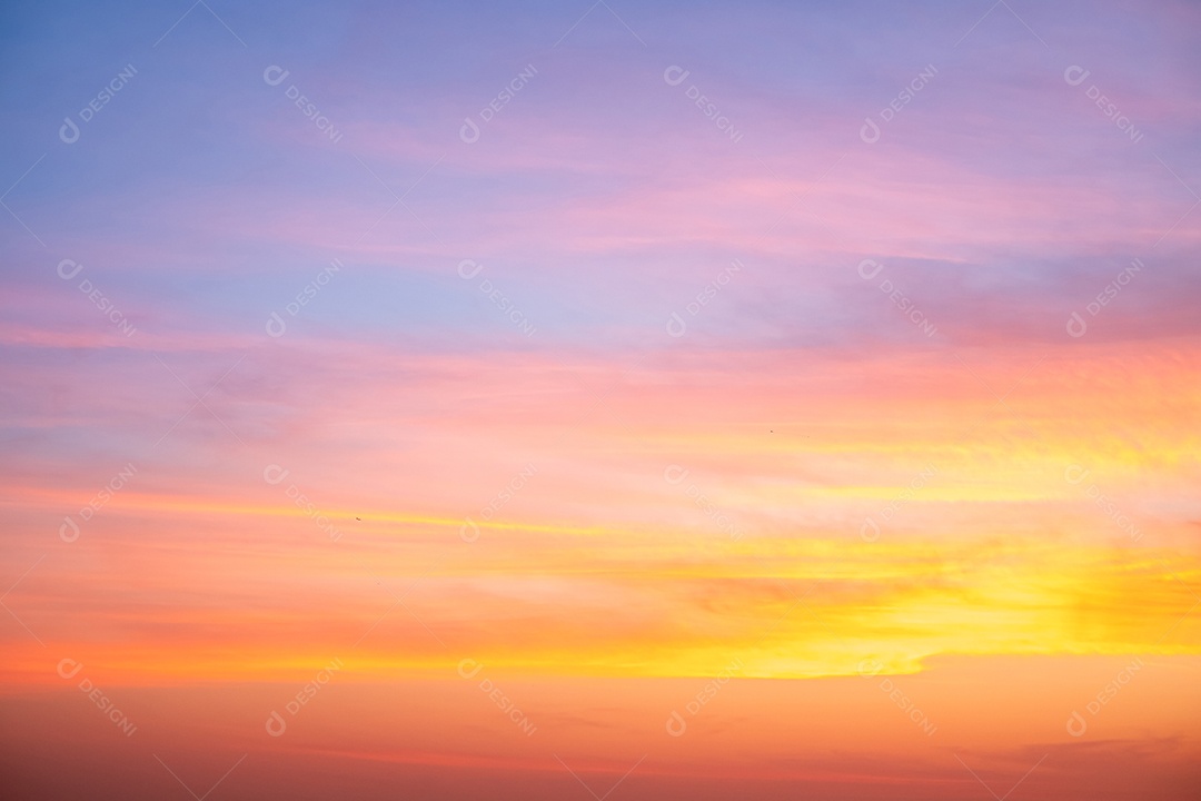 O nascer do sol é decorado com nuvens em vários formatos