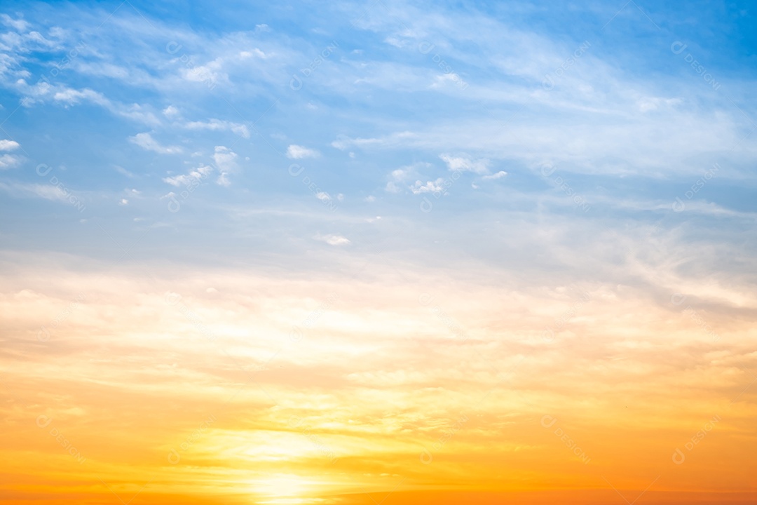 O nascer do sol é decorado com nuvens em vários formatos