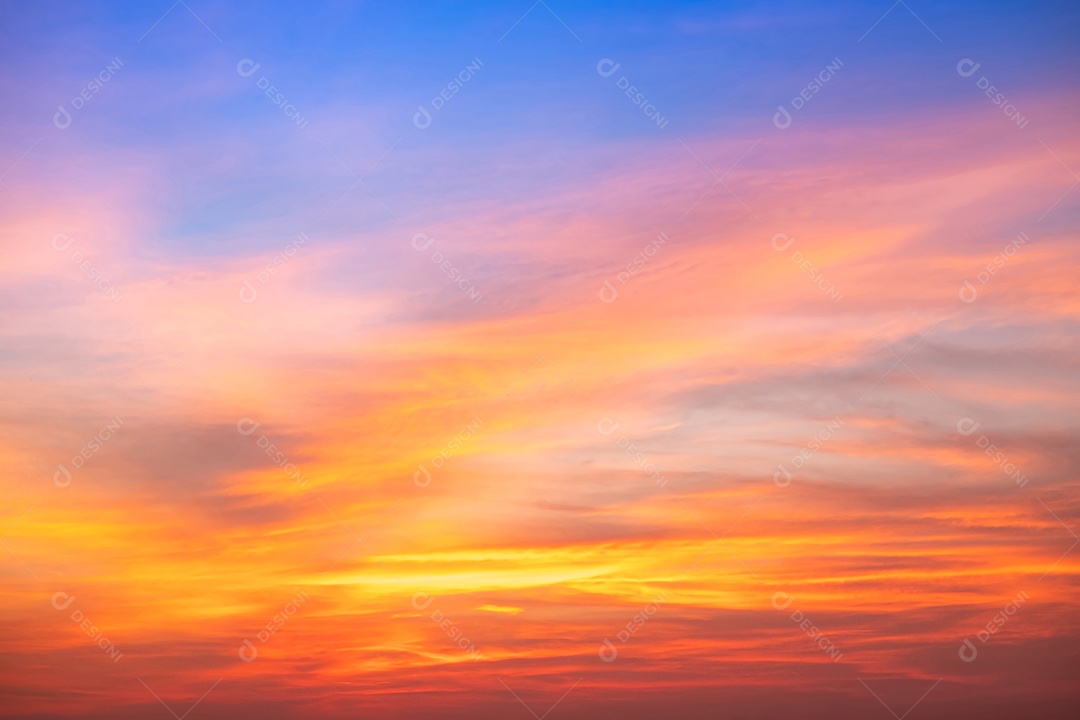 O nascer do sol é decorado com nuvens em vários formatos