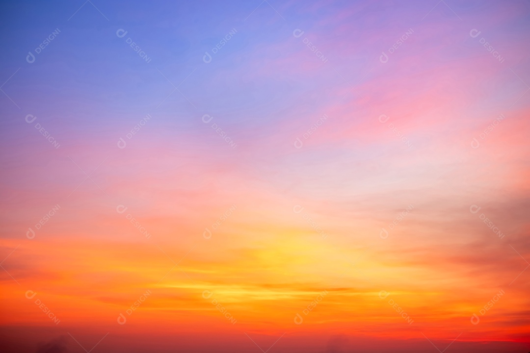 O nascer do sol é decorado com nuvens em vários formatos