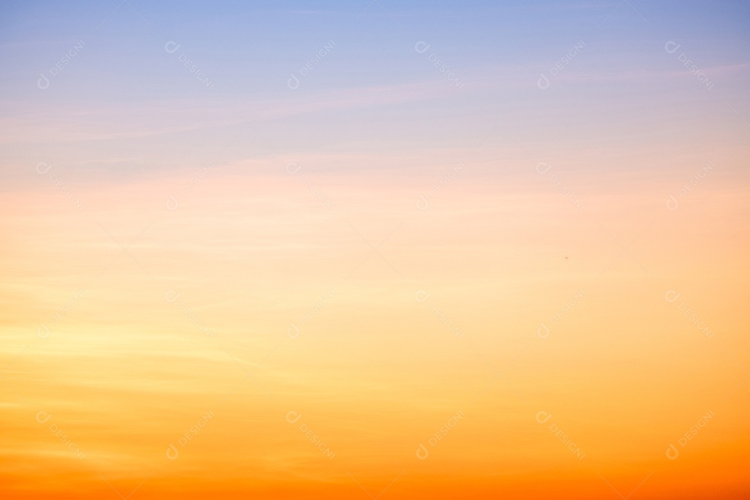 O nascer do sol é decorado com nuvens em vários formatos
