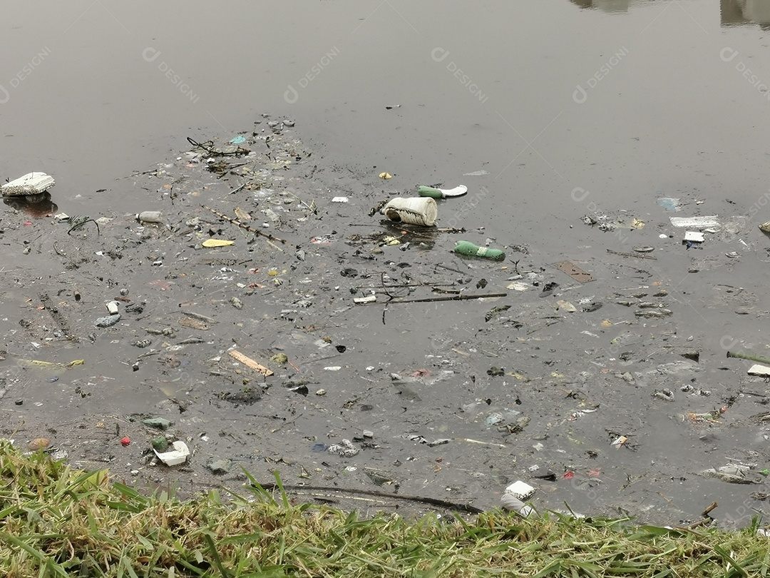 Lixo e poluição e destruição às margens do rio pinheiros