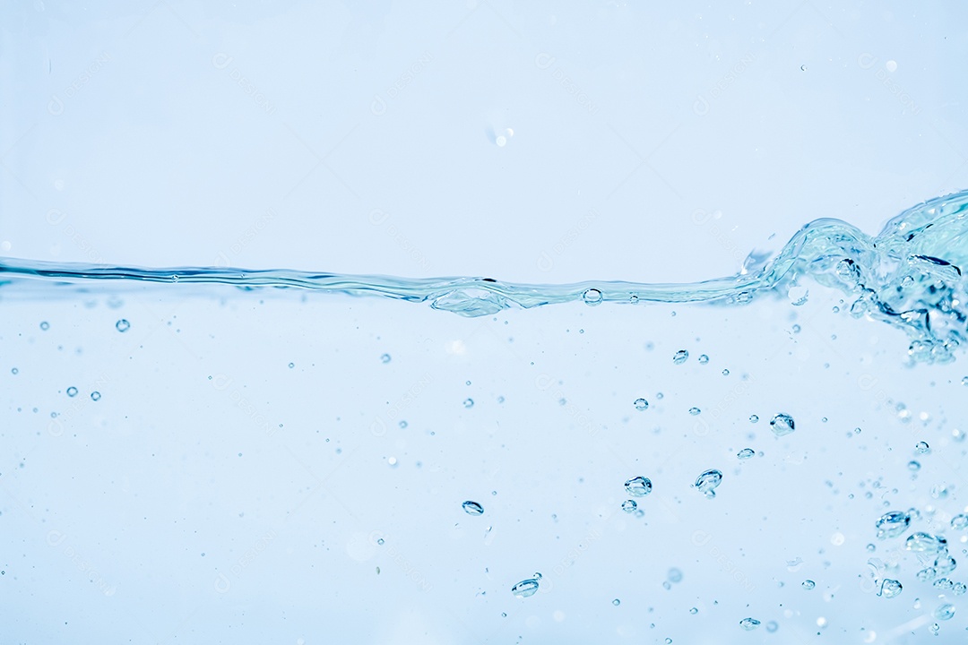 Respingos de água isolados no fundo branco