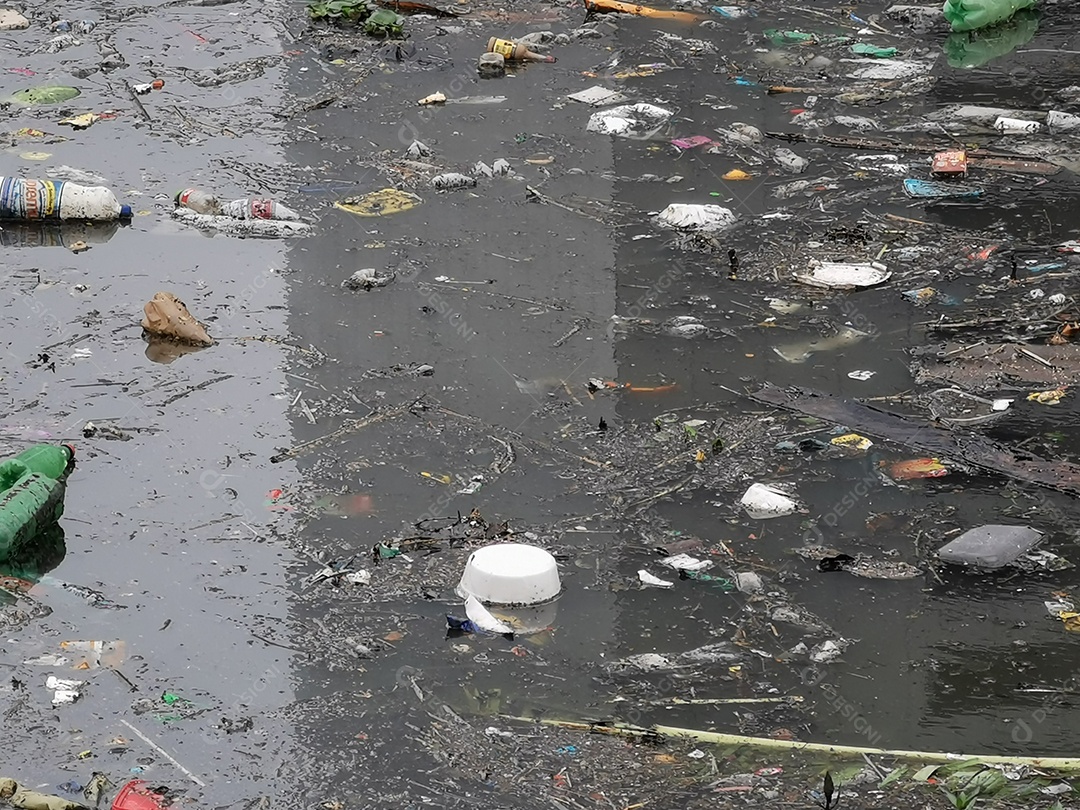 Lixo e poluição e destruição às margens do rio pinheiros