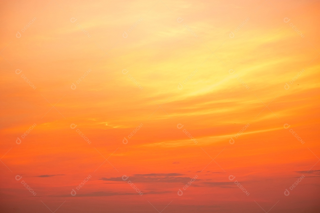 O nascer do sol é decorado com nuvens em vários formatos