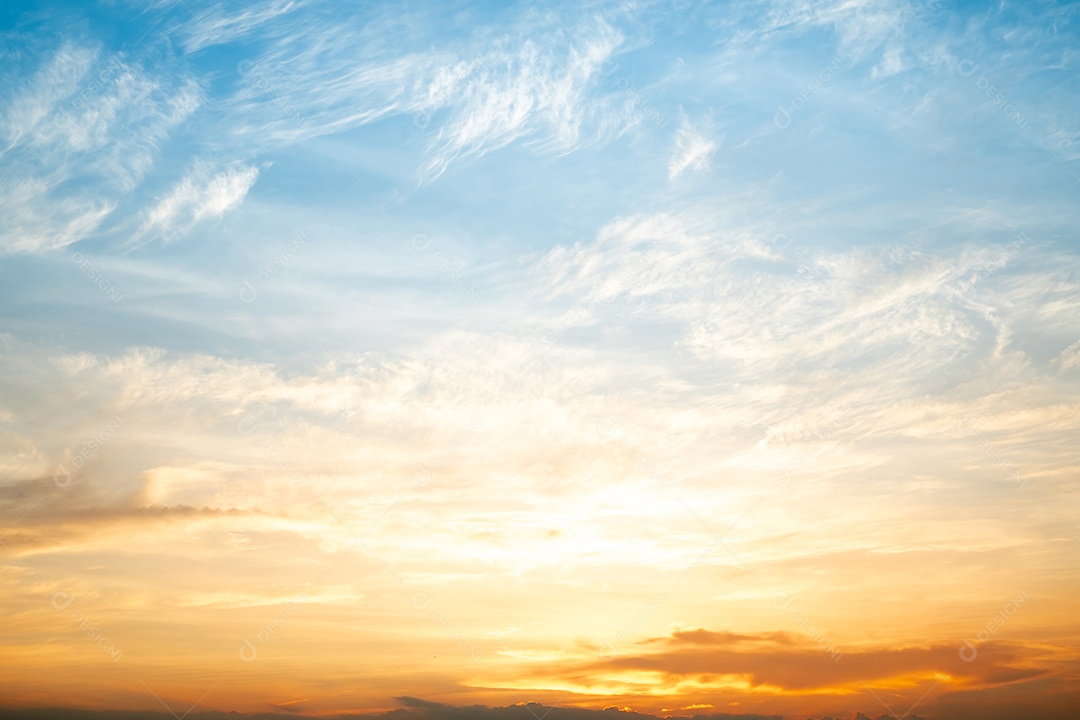 O nascer do sol é decorado com nuvens em vários formatos