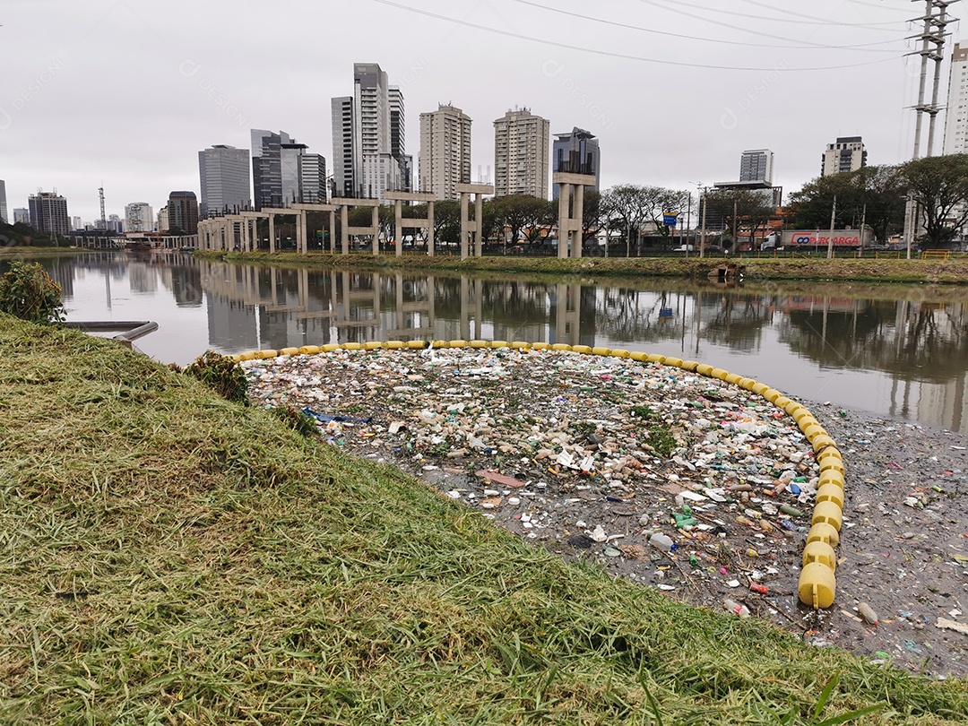 Lixo e poluição e destruição às margens do rio pinheiros