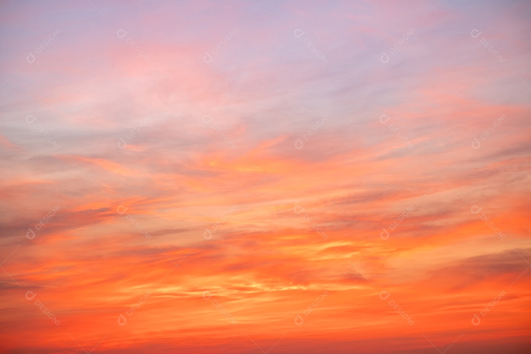 O nascer do sol é decorado com nuvens em vários formatos