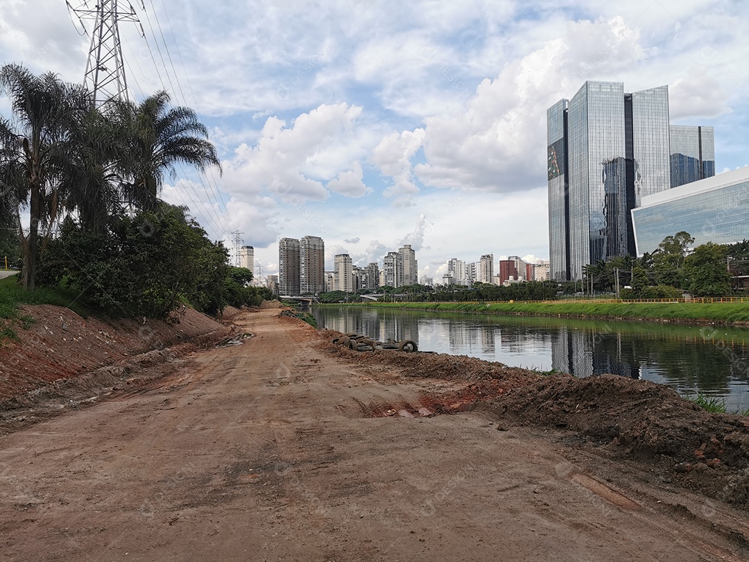Lixo e poluição e destruição às margens do rio pinheiros
