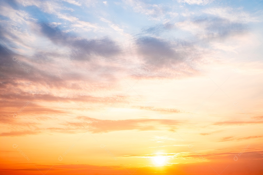 O nascer do sol é decorado com nuvens em vários formatos