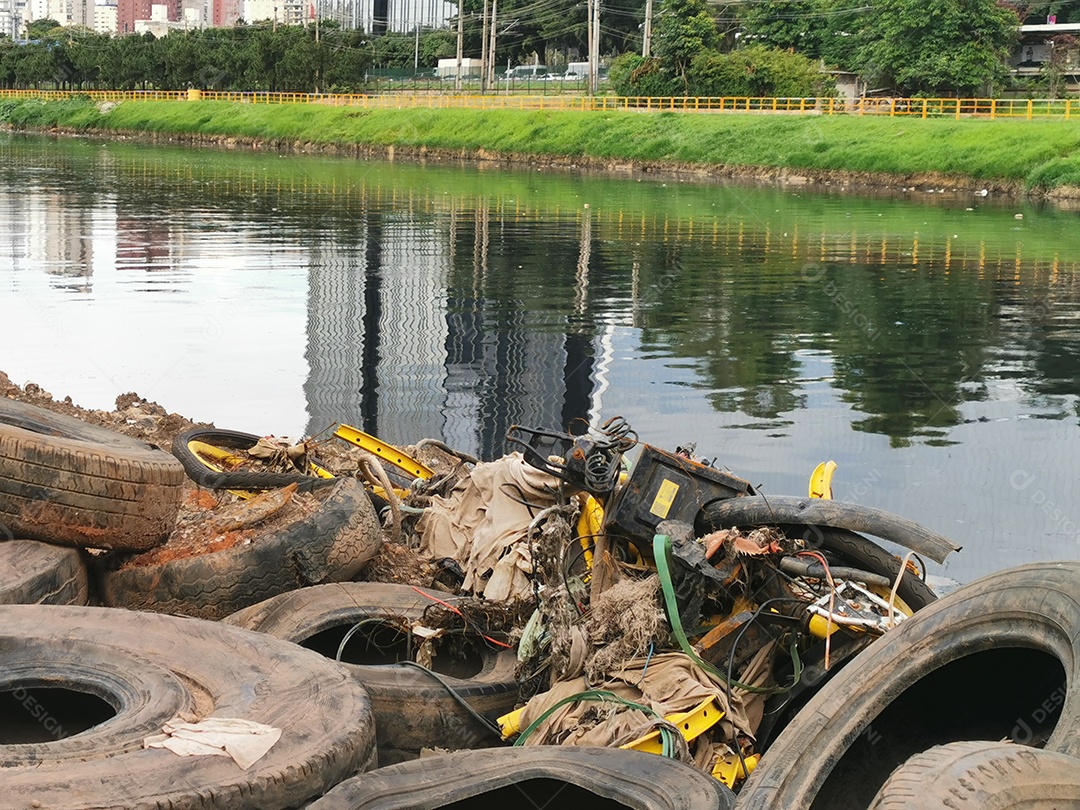 Lixo e poluição e destruição às margens do rio pinheiros