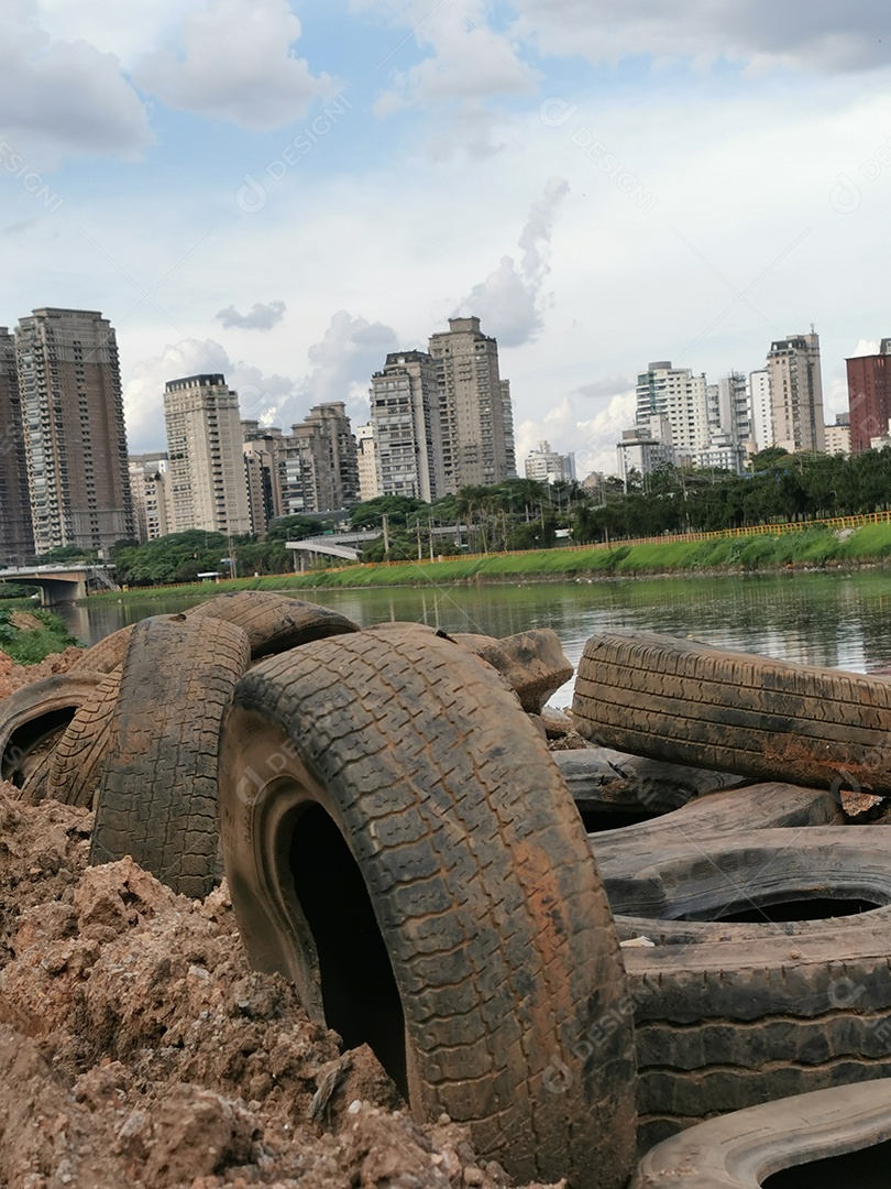 Lixo e poluição e destruição às margens do rio pinheiros