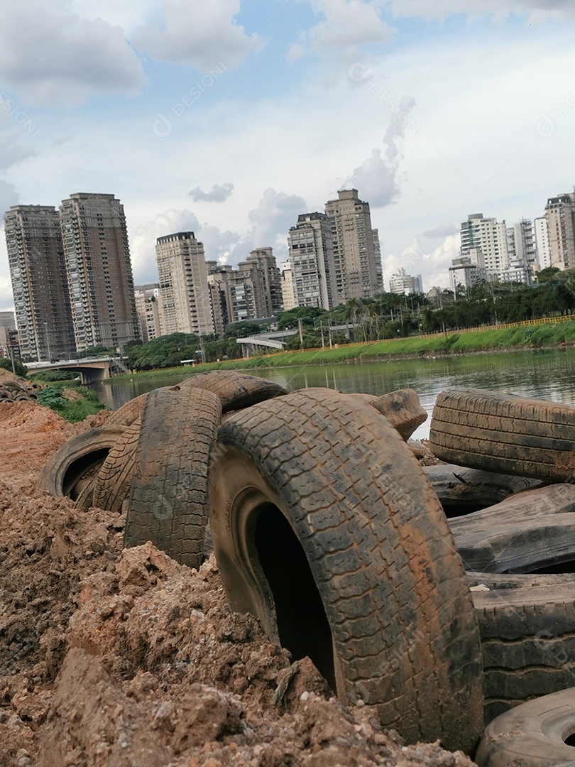 Lixo e poluição e destruição às margens do rio pinheiros