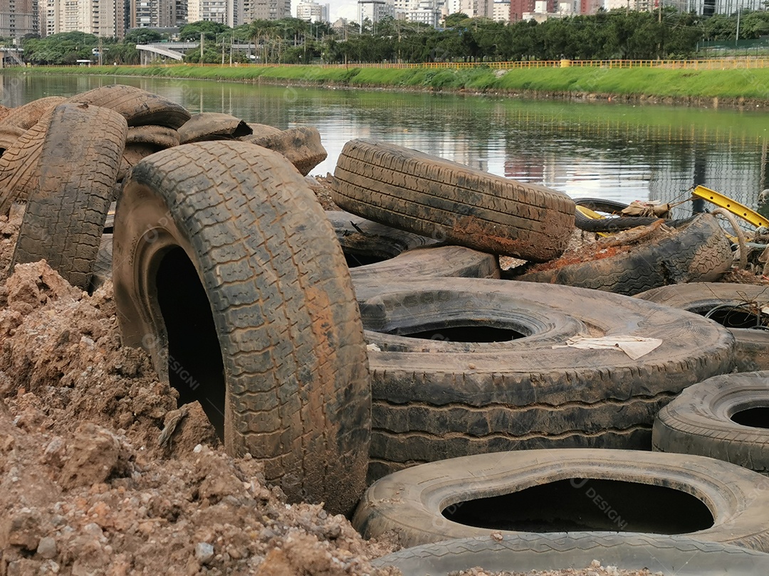 Lixo e poluição e destruição às margens do rio pinheiros