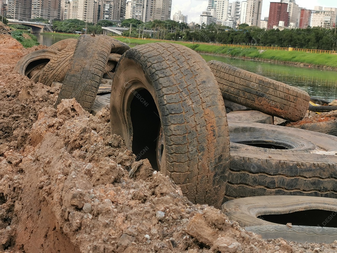 Lixo e poluição e destruição às margens do rio pinheiros