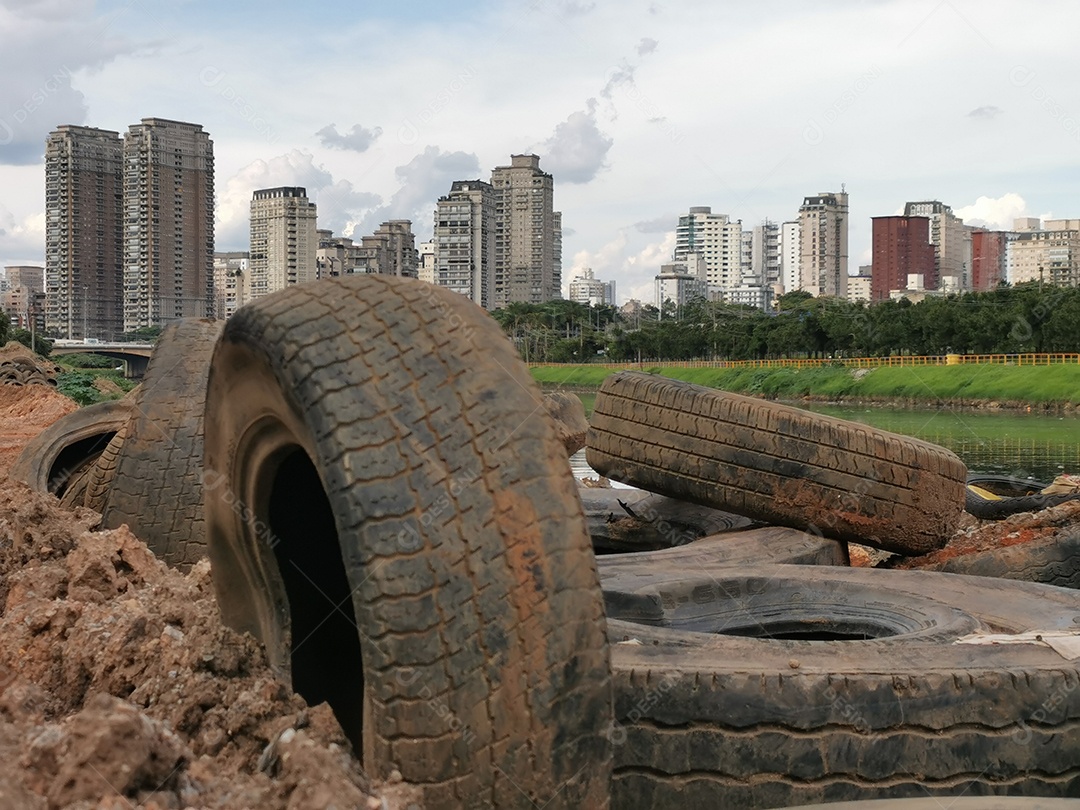 Lixo e poluição e destruição às margens do rio pinheiros