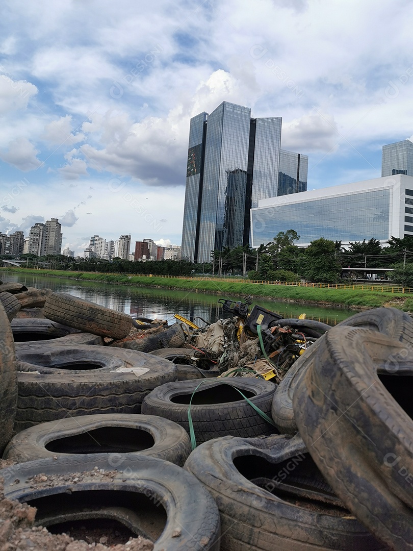 Lixo e poluição e destruição às margens do rio pinheiros