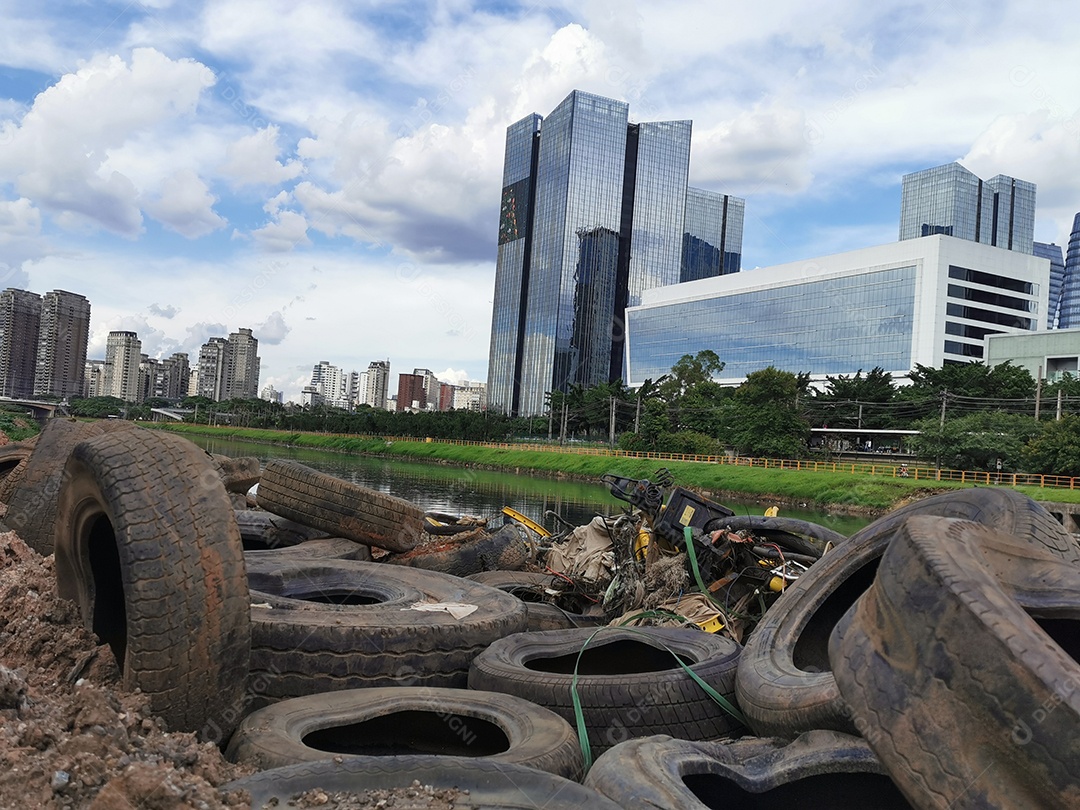 Lixo e poluição e destruição às margens do rio pinheiros