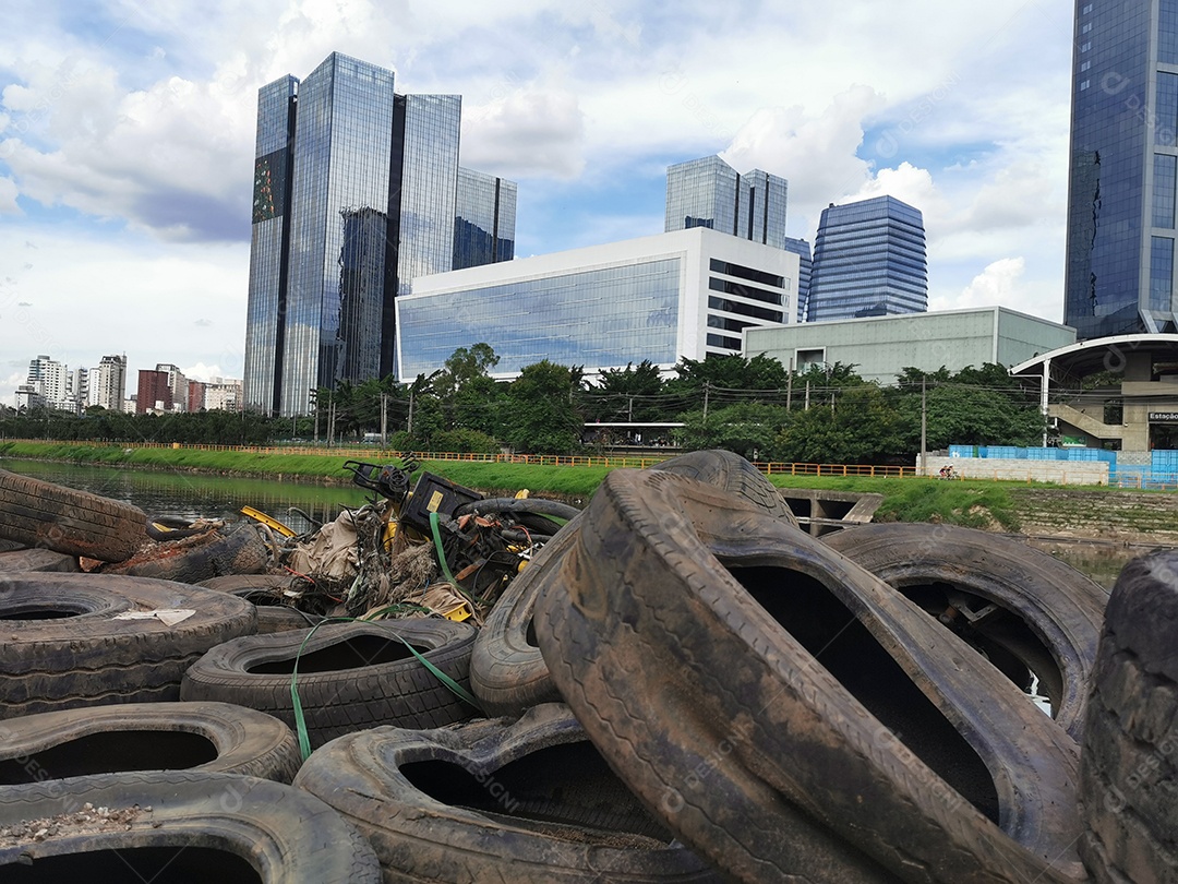 Lixo e poluição e destruição às margens do rio pinheiros