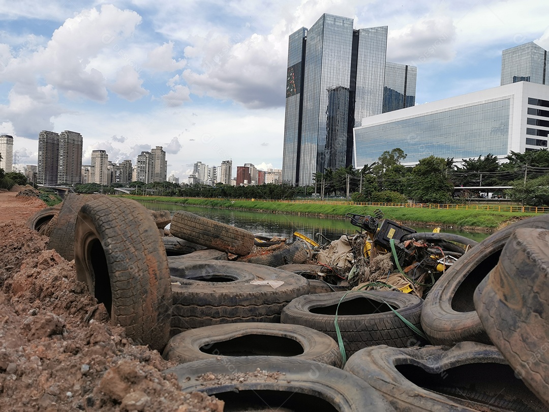 Lixo e poluição e destruição às margens do rio pinheiros
