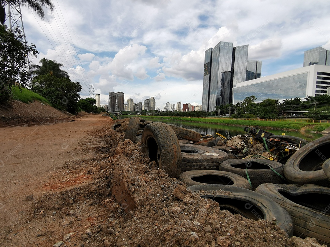 Lixo e poluição e destruição às margens do rio pinheiros