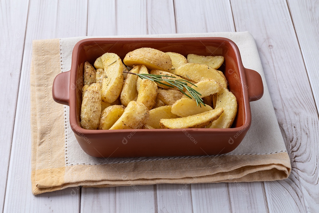 Batatas cortadas em formato de cunha e geralmente assadas ou fritas