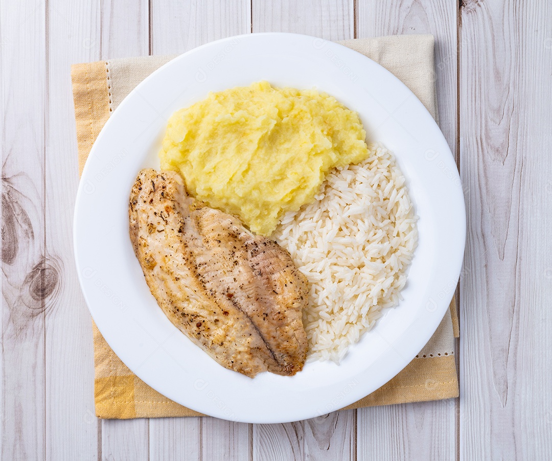 A imagem mostra um prato de filé de frango grelhado servido com arroz branco e legumes cozidos no vapor.