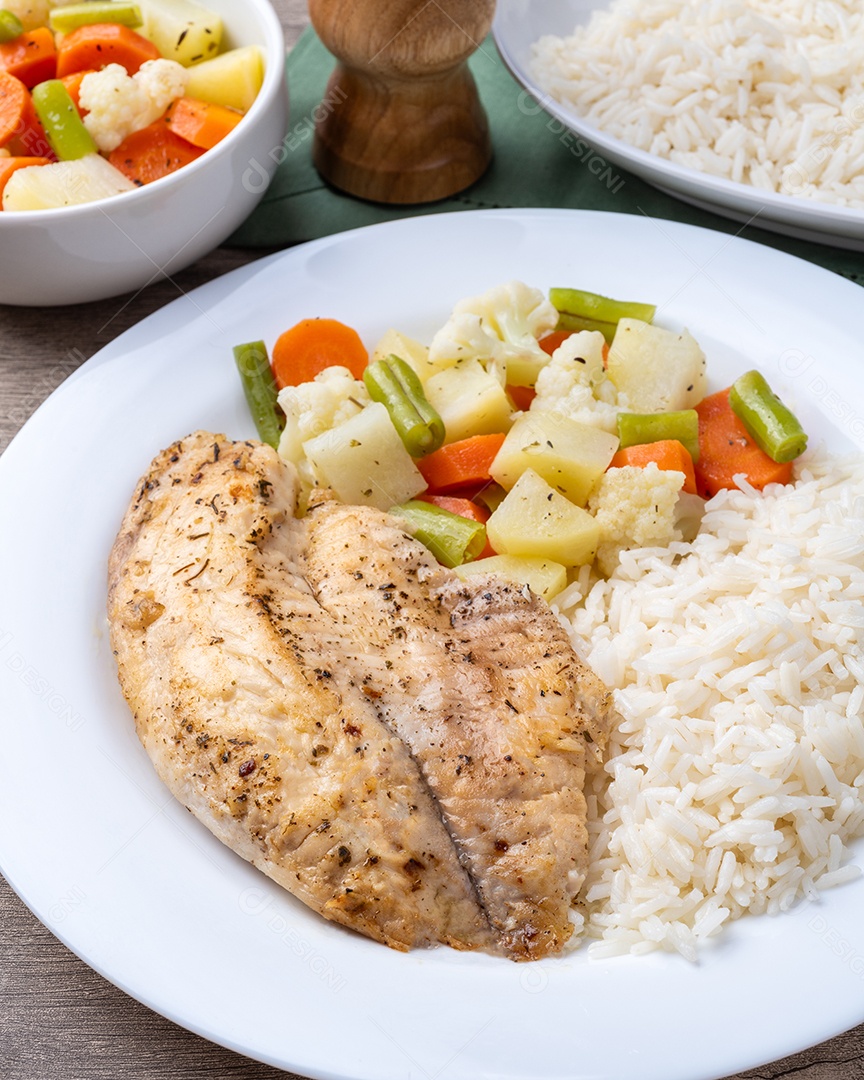 A imagem mostra um prato de comida arroz bife grelhado com verduras