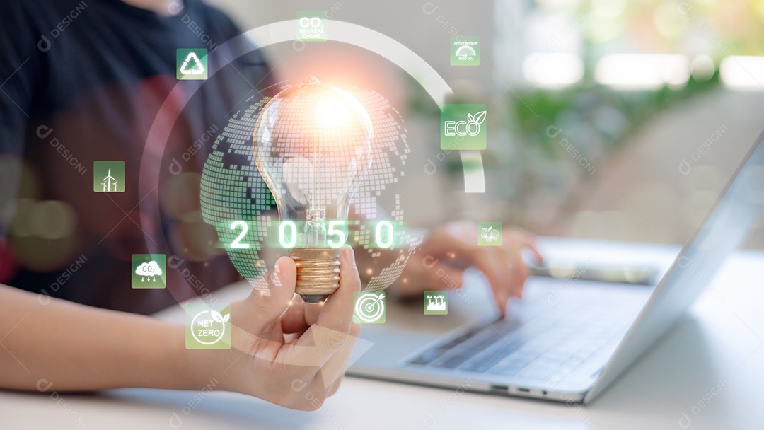 Empresários com ícones de economia de energia limpa ambiental