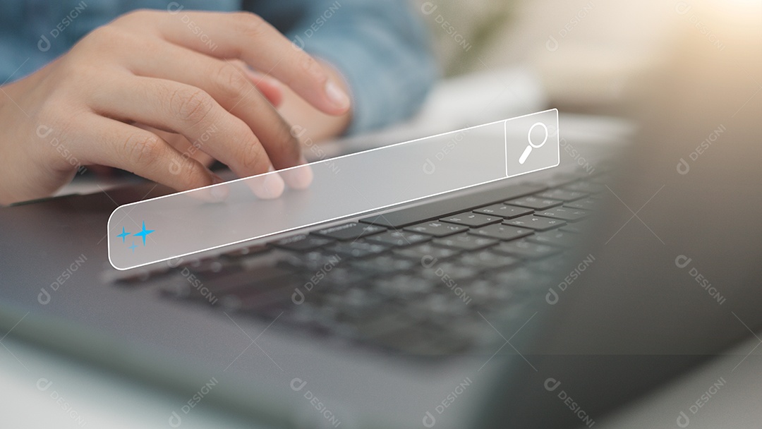 Um homem pesquisando informações navegando na internet