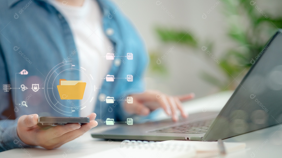 Sistema de gerenciamento de documentos sendo configurado por consultor de TI