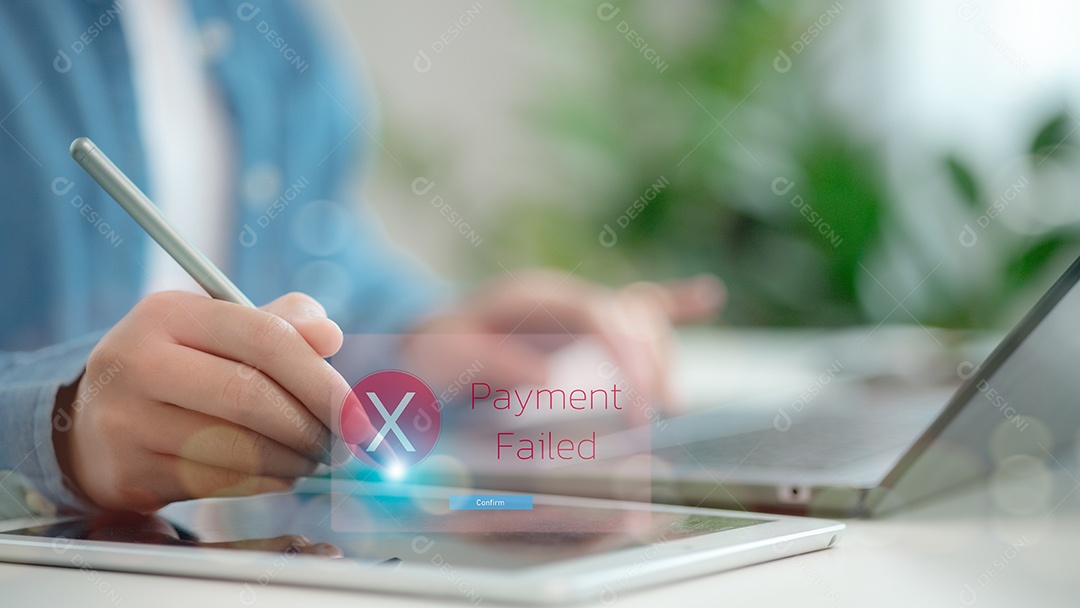 Empresários enfrentando erros de transação digital apresentando sinal de alerta vermelho