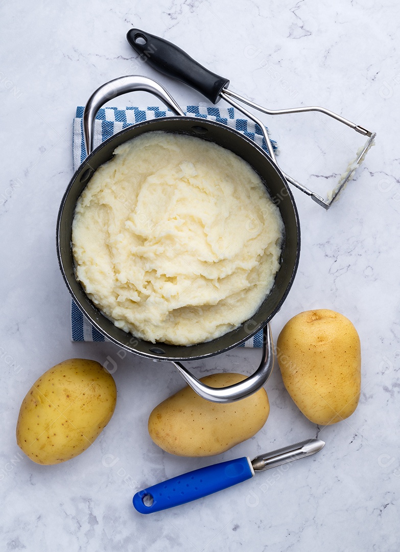 A imagem mostra os ingredientes e o resultado final da preparação de purê de batatas