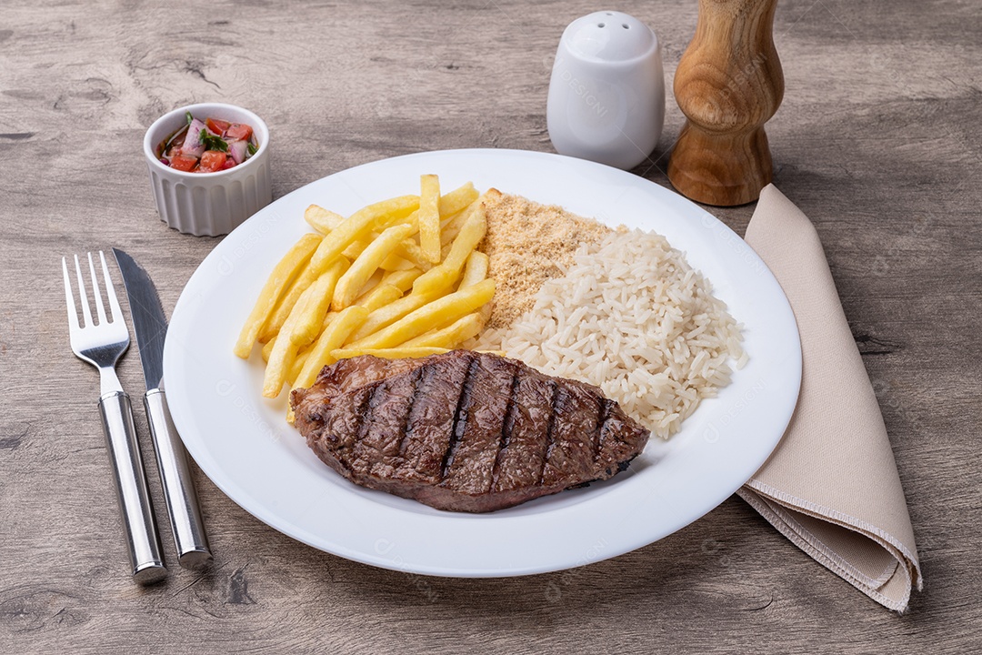 A imagem mostra um prato de comida que parece ser uma refeição completa