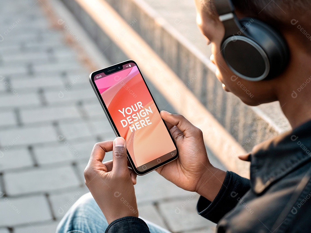 Homem Segurando um Celular Mockup PSD Editável