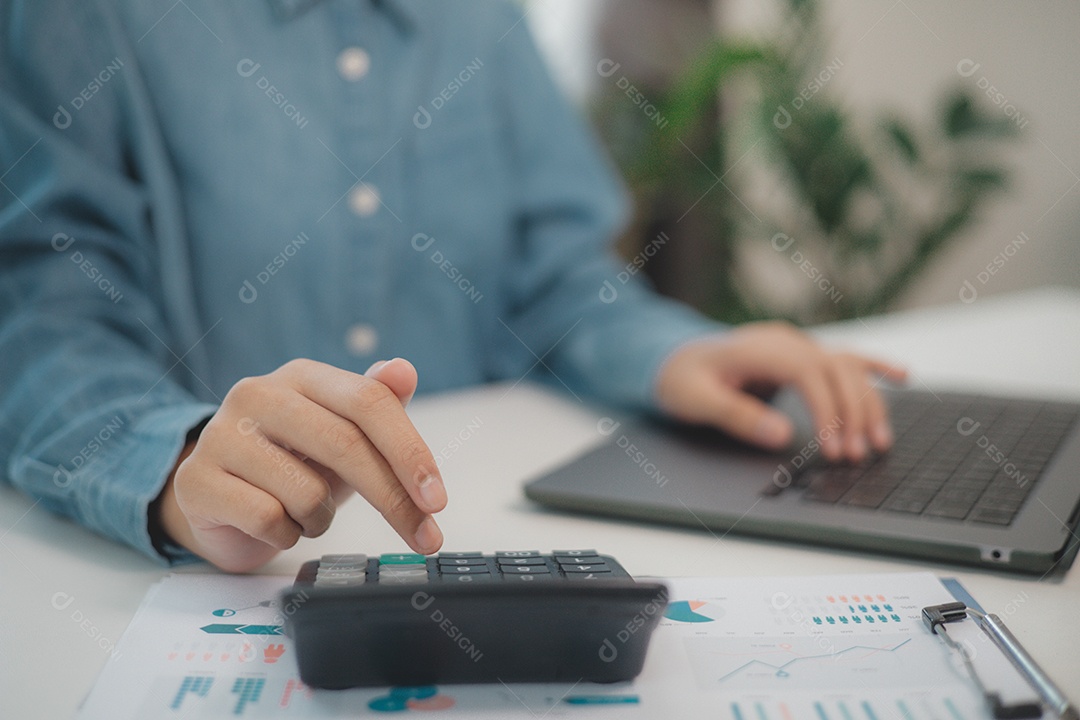 Empresários usando calculadora para calcular finanças domésticas