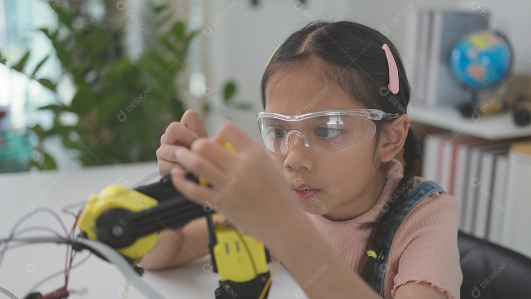 Aula de programação robótica as crianças constroem e codificam robôs