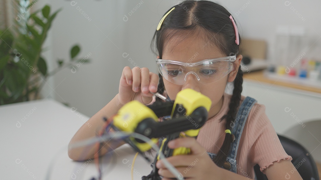 Aula de programação robótica as crianças constroem e codificam robôs