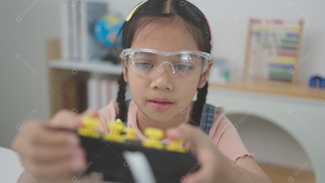 Aula de programação robótica as crianças constroem e codificam robôs